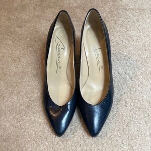Used navy leather caressa heels size 9